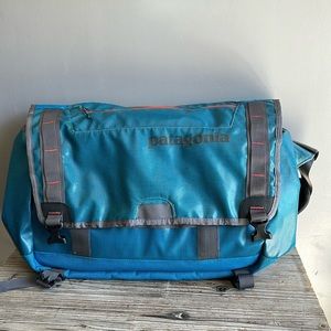 Patagonia Black Hole Messenger Shoulder Bag 22L
Andes Blue/Green